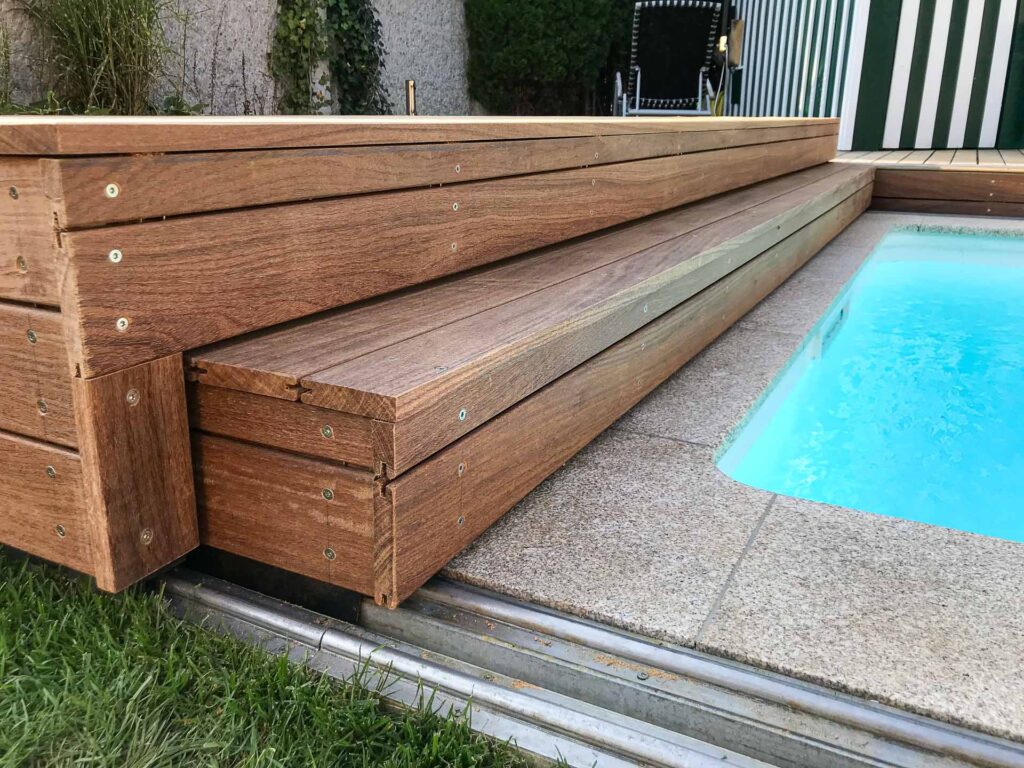 Detailansicht einer multifunktionalen begehbaren Poolabdeckung von Terrassen Design Riegler mit hochwertigen Holzdielen und Edelstahlschrauben.