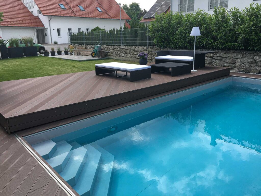 Terrassen Design Riegler Pooldeck in Dunkelbraun, perfekt für zeitgenössische Außenbereiche und als elegante Poolabdeckung.